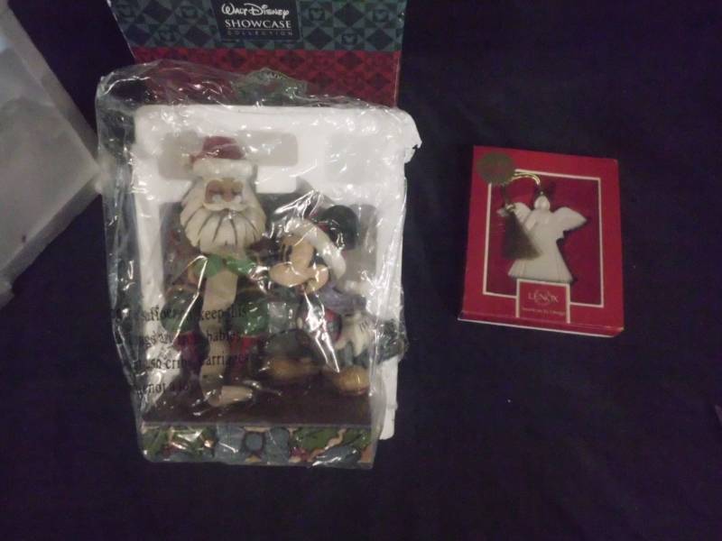lot 156 image: DISNEY TRADITIONS SHOWCASE