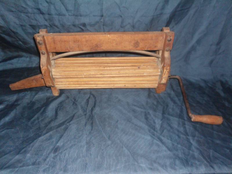 lot 171 image: ANTIQUE CLOTHES WRINGER