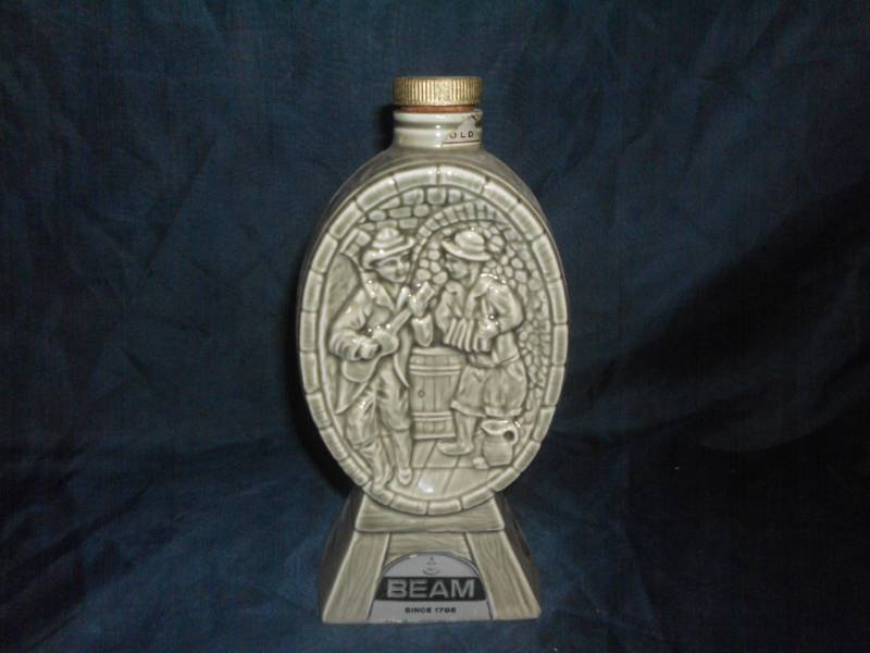 lot 129 image: REGAL CHINA DECANTER