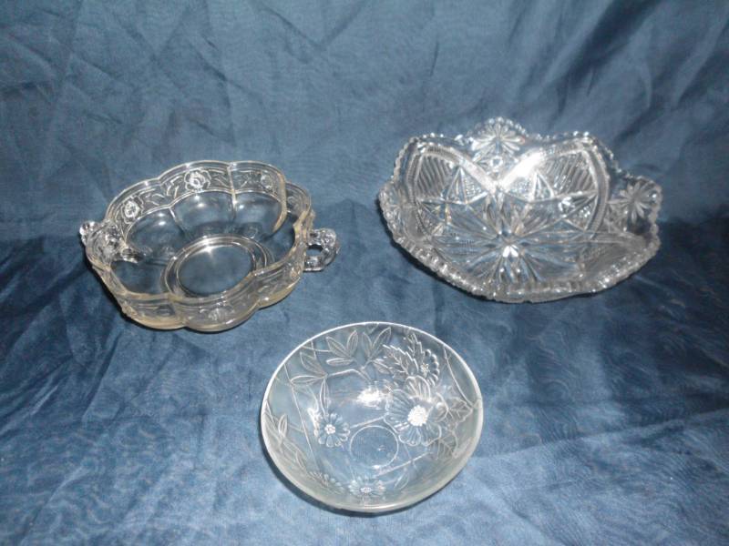 lot 182 image: VINTAGE GLASS BOWLS
