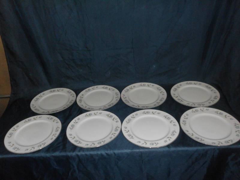 lot 184 image: INTERNATIONAL SILVER CO. DINNER PLATES