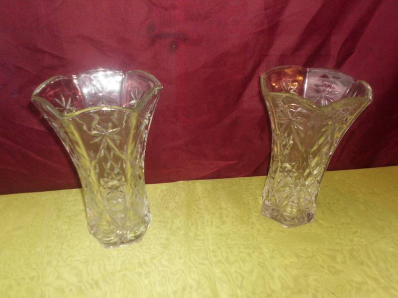 lot 202 image: VINTAGE CLEAR CUT GLASS VASE
