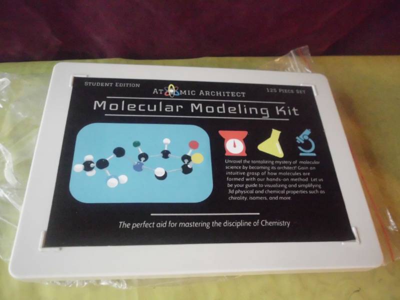 lot 203 image: MOLECULAR MODELING KIT