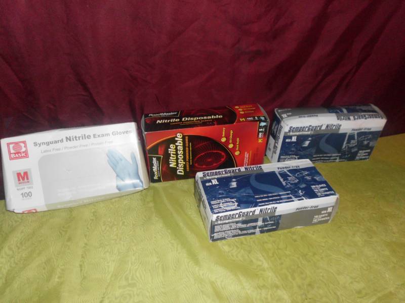 lot 208 image: NITRILE GLOVES