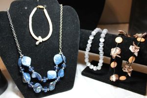 lot 143 image: Gemstone Jewelry - Shell, SilverGrey Cats Eye. See descriptions below.