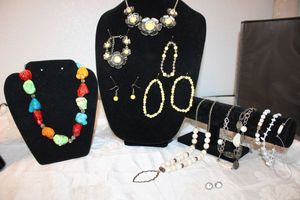 lot 123 image: Gemstone Jewelry - Howlite. See descriptions below.
