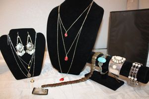 lot 122 image: Gemstone Jewelry - Horseshoe Pearl and Howlite. See descriptions below.