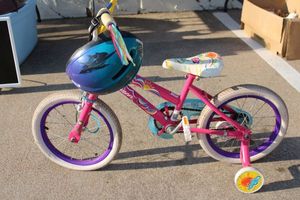 lot 12 image: Kids Bicycle with training wheels and helmet
