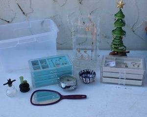 lot 18 image: Fashion jewelry and jewelry boxesstands