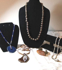 lot 118 image: Gemstone Jewelry - agate slices, shells. See descriptions below.