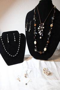 lot 117 image: Gemstone Jewelry - Freshwater pearls. See descriptions below.
