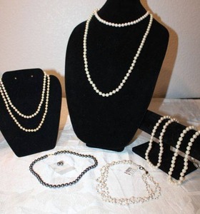 lot 113 image: Gemstone Jewelry - Cultured Pearls. See descriptions below.