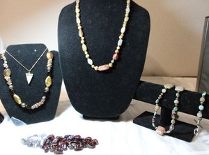 lot 110 image: Gemstone Jewelry - Banded Agate. See descriptions below.