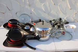 lot 34 image: Kitchen pots and pans