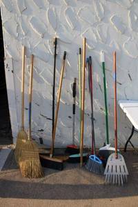 lot 35 image: Broom lot
