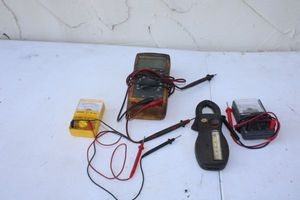 lot 38 image: Multimeters and testers