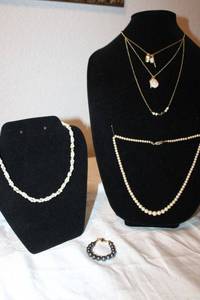 lot 108 image: Gemstone Jewelry - Freshwater pearls. See descriptions below.