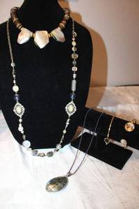 lot 101 image: Gemstone Jewelry - Abaloneshell. See descriptions below.