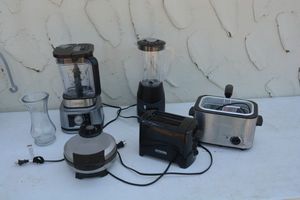 lot 32 image: Kitchen appliances Ninja blender, waffle maker, Fryer, toaster
