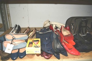lot 83 image: Womens shoes and travel bags