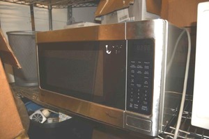 lot 68 image: LG Microwave (powers on)