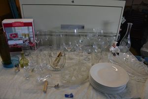 lot 93 image: Kitchen glassware and dishes