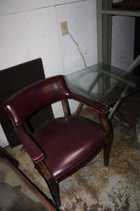 lot 171 image: Glass top side table and chair