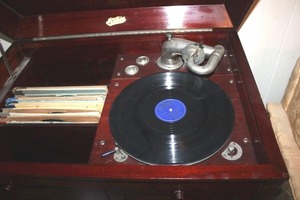 lot 2 image: Vintage PTONIA hand crank record player with albums