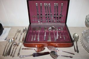lot 17 image: Silverware set marked 1847 Rogers Bros. IS, plus unmatched additional pieces