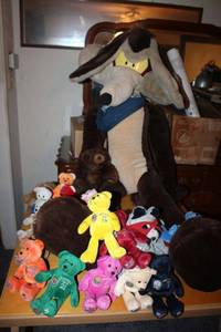 lot 29 image: Large Wile E. Coyote plush toy and Sports state Ty Beanie babies