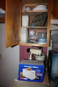 lot 73 image: Kitchen Bagel toaster, Stand mixer, wood and marble cutting boards, White tart dish and more