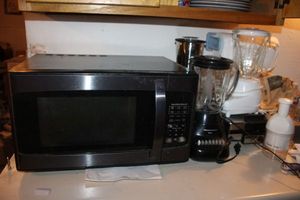 lot 80 image: Hamilton Beach microwave, 3 blenders and vintage waffle maker