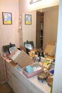 lot 86 image: Bathroom lot all contents - vintage jewelry box, wall art, iron wall hook, 30 second smile set (still in box) and more