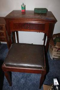 lot 93 image: Vintage sewing machine table and seat, Singer model AG 778755