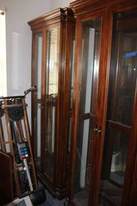 lot 118 image: Lighted display cabinet (shelves were found)