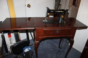 lot 135 image: Vintage Singer Sewing machine table model AD42081