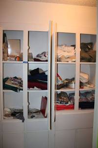 lot 156 image: Misc. lot heating pads, vacuum attachments, cat photo frame, blankets and more