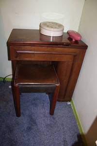 lot 145 image: Vintage Sewing machine table and seat, Singer model 301