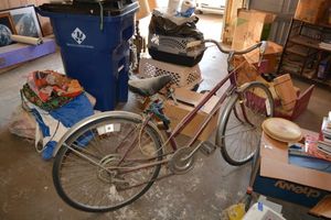 lot 164 image: Vintage Purple Bicycle with locking chain