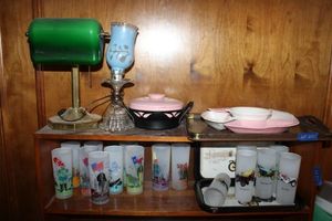 lot 225 image: Frosted collector glasses and metal car trays, Pink and white ceramic serving dishes, bankers lamp and vintage desk lamp