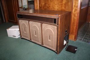 lot 184 image: Vintage Jukebox Console by Rock-ola with box of 45s and CDs (lights came on but didnt play music 45s) manual included.