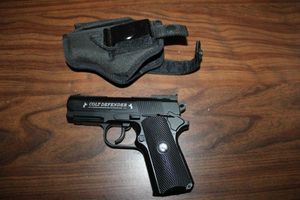 lot 252 image: Colt Defender BB gun air pistol with holster