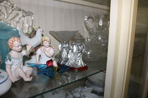 lot 255 image: Housewares - Blown glass hummingbird, clear glass dishes, angel figurines, salt and pepper shakers