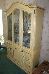 lot 253 image: China hutch only by Stanley furniture