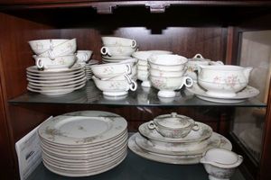 lot 267 image: Apple Blossom China dish set marked Theodore Haviland New York