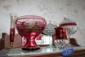 lot 274 image: Housewares - Cranberry glass dishes