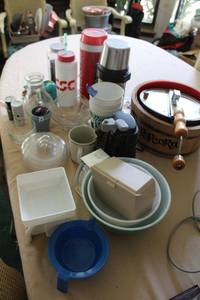 lot 288 image: Kitchen - Popcorn barrel bowl, scales, glass juicers, Dallas Cowboys mug, thermoses and more