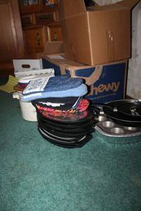 lot 278 image: Kitchen crockpot, fajita plates, cast iron cornbread skillet, pots and pans, utensils and more
