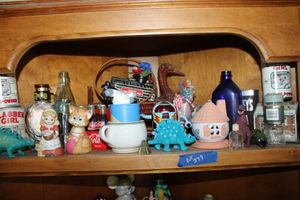lot 279 image: Collectible knick knacks