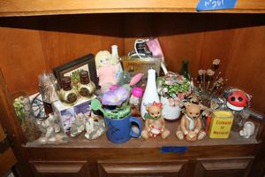 lot 282 image: Collectible knick knacks with Lucky Horseshoe